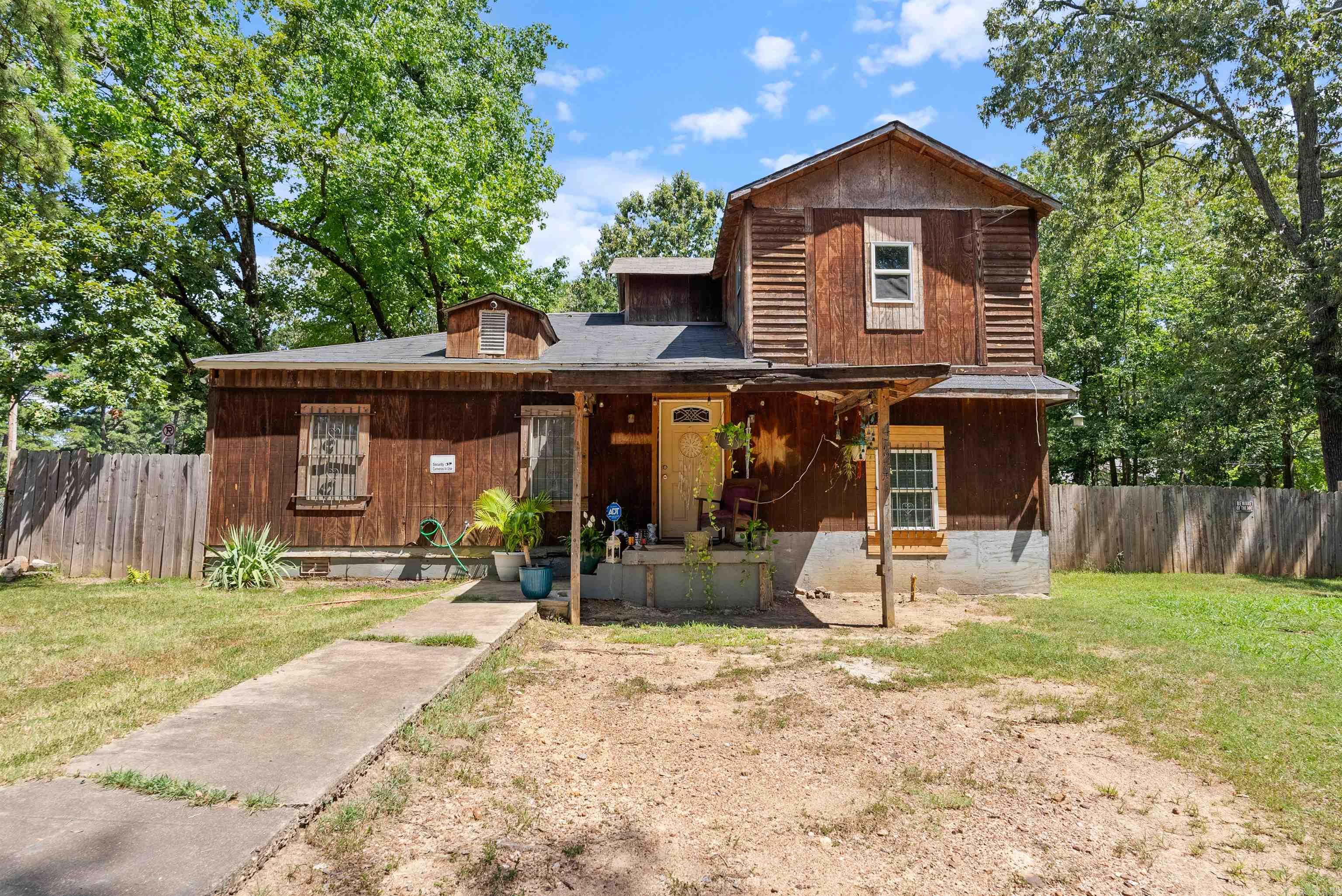This sizable Midway home has 3 bedrooms with an additional flex space, 2 and a half baths on roughly a quarter acre lot. It does need some TLC but a ton of progress has been made and it's ready for you to put your finishing touches. It's near the Oak Forest Community Garden, with a Head Start program across the street. Schedule your showing today!