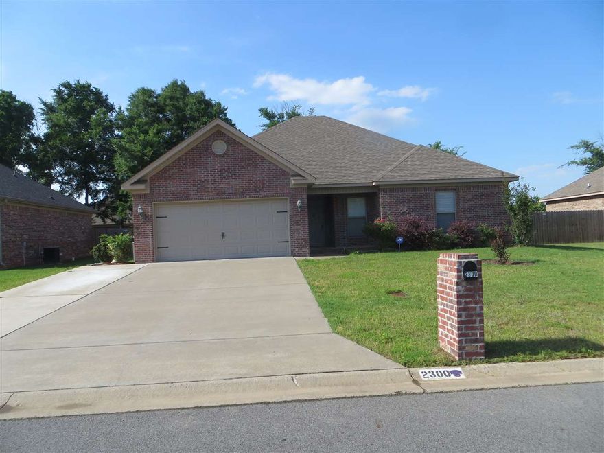 Great 4 bedroom, open living, loft fence in back, fully fenced, stained concrete.