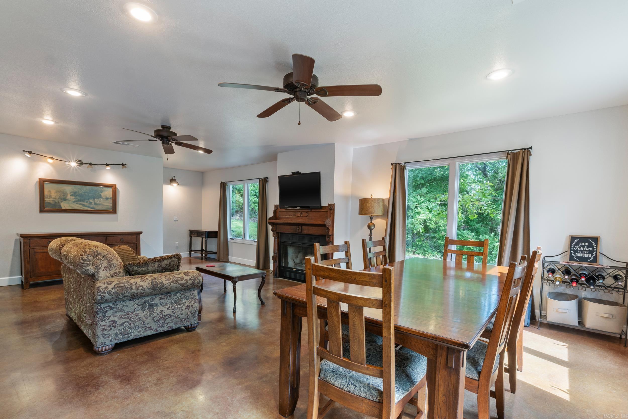 CENTER RIDGE - Residential