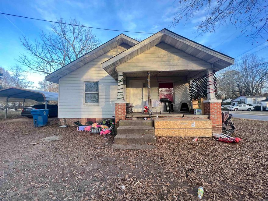 Another unit to add to your rental portfolio or first home, needs work done, about 5,000 to brighten the place up and modernize it for the next renter or your next home. Homes in the area are selling around $130,000. Big yard fully fenced. Very quiet neighborhood. Estimated rent in the area 800-1000 depending on how well this home will be renovated. Already in livable condition. Super cheap corner lot home in malvern!!!! Grab it while it last. Renters are still inside and will continue lease if your goal is to rent it out. To show call 501-517-9201