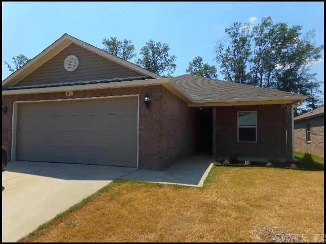 *MAUMELLE* BEAUTIFUL HOME IN WHITE OAK CROSSING!! This Four Bedroom Two Bathroom Home Features Over 1,700 Square Feet! All Appliances Included! Washer/Dryer Combo Provided! Two Car Garage For Parking! AVAILABLE NOW!!!