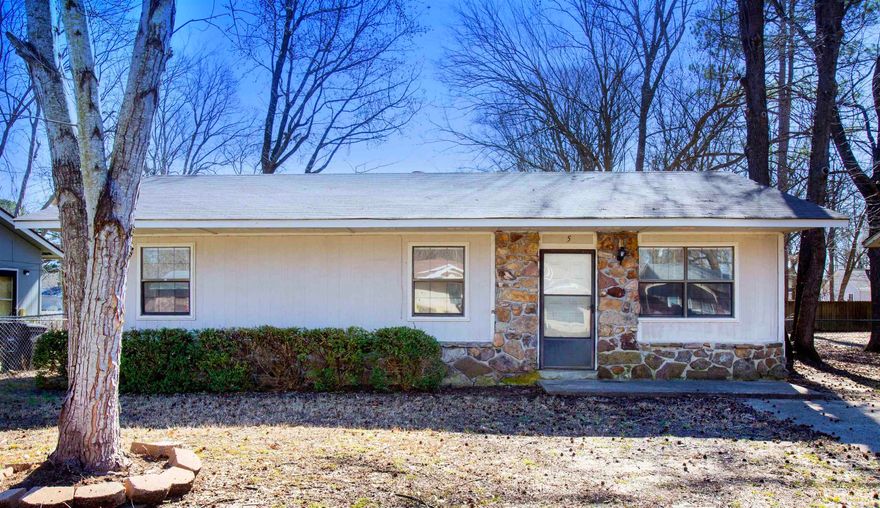 Cute recently updated home in the heart of Jacksonville. Convenient to shopping, dining, interstate access, air force base and more! Required income of 3x the amount of rent per month unless have an approved housing voucher.