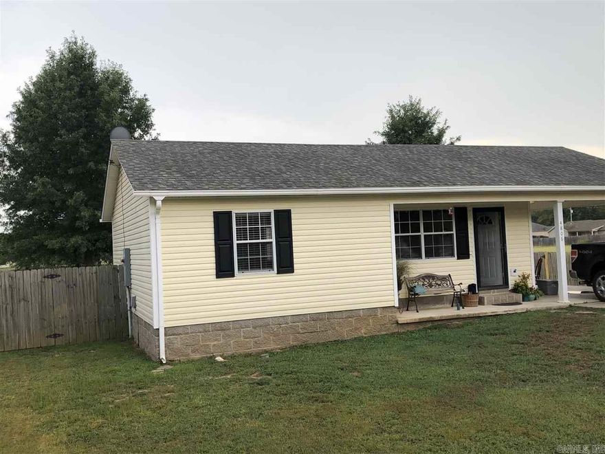Adorable 3 bedroom and 2 bath home located on the west side of Paragould! Large fenced in backyard! Spacious living area with hardwood flooring,Eat-in kitchen with lots of cabinetry! Separate laundry room! Big master bedroom! Split floor plan! This home has lots to offer!