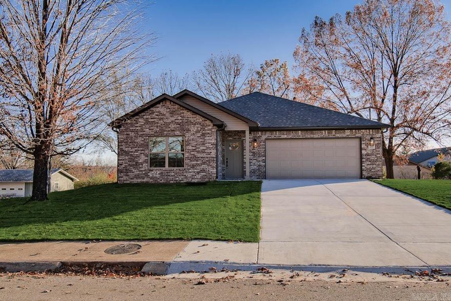 Brand New 3-Bedroom Home with Modern Finishes This beautiful 3-bedroom, 2-bathroom home offers 1,633 sq ft of stylish living space and is move-in ready! Featuring a combination of brick and vinyl exterior, the home also includes an oversized 2-car attached garage with a dedicated storage room. Inside, you'll find custom cabinetry, granite countertops, and luxury vinyl plank (LVP) flooring throughout. The open-concept living, kitchen, and dining area creates a bright and inviting space—perfect for everyday living and entertaining. The split bedroom layout provides privacy, with a spacious primary suite that includes tray ceilings, a walk-in closet, and a private bath. Guest bedrooms are generously sized, and the large laundry room comes equipped with a washer and dryer. Step outside to a large backyard and lovely patio—ideal for outdoor gatherings. Conveniently located just minutes from shopping, dining, medical facilities, the hospital, and Mountain Home Public Schools.