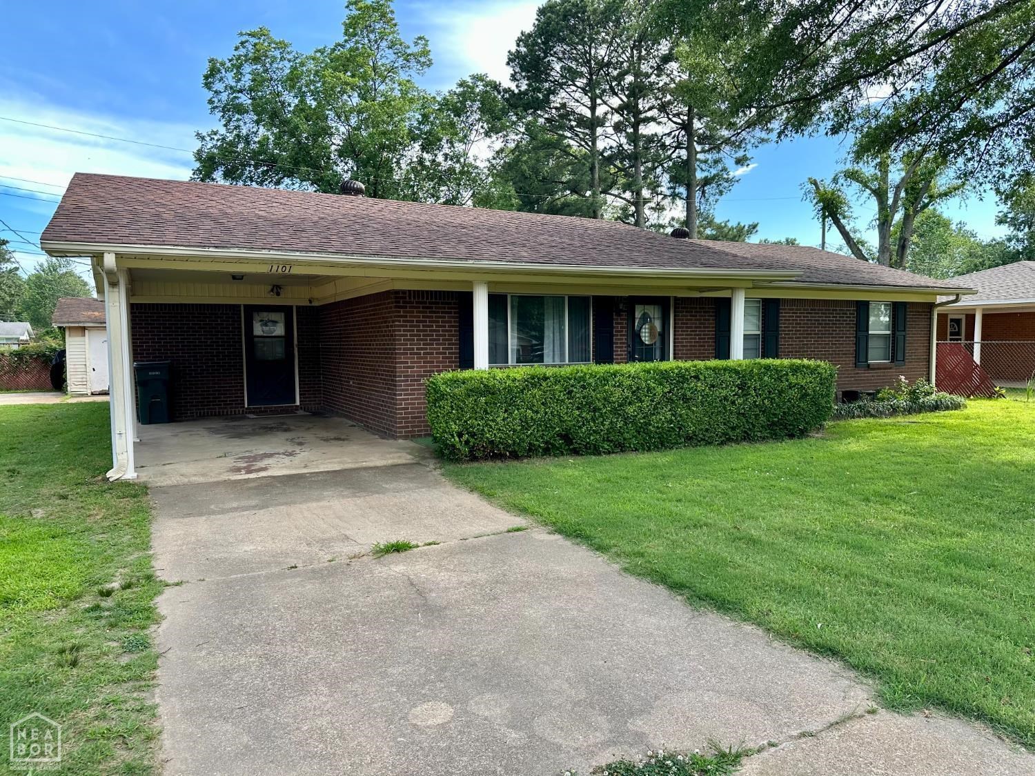 Very nice 3 bed 1 bath home with a huge living area. Great for entertaining. With over 1,500 sq ft, you have the space you want all located on a quiet established neighborhood.
