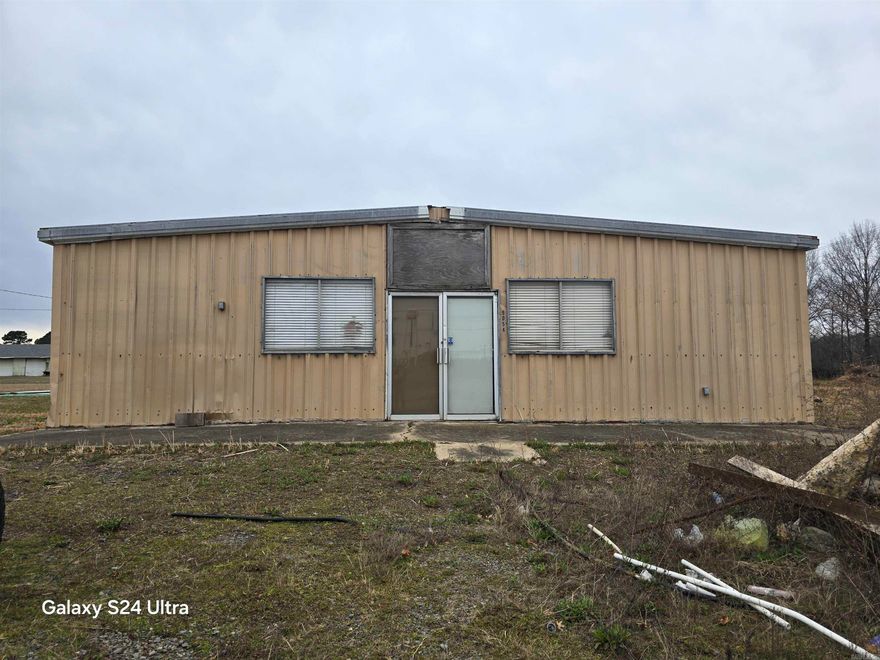 Huge shop sitting on a corner lot, with high traffic. There's 2,400 sqft of potential in this building and sitting on 1 acre of land! Owner is ready to sell and willing to negotiate, they are offering half of the closing costs, with a reasonable offer! Get in contact with your Realtor today and check this property out!