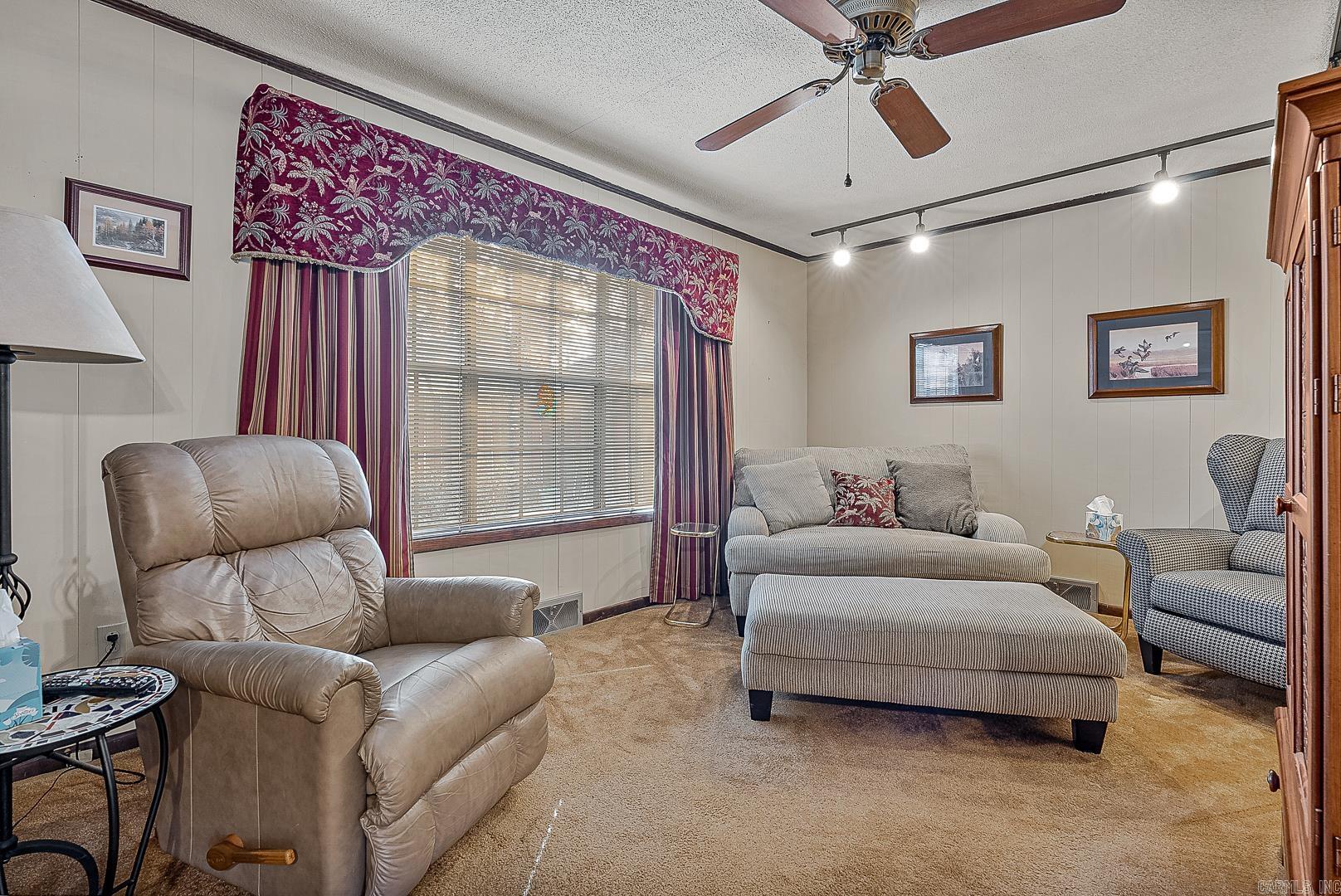 OAK HILLS ESTATES - Residential