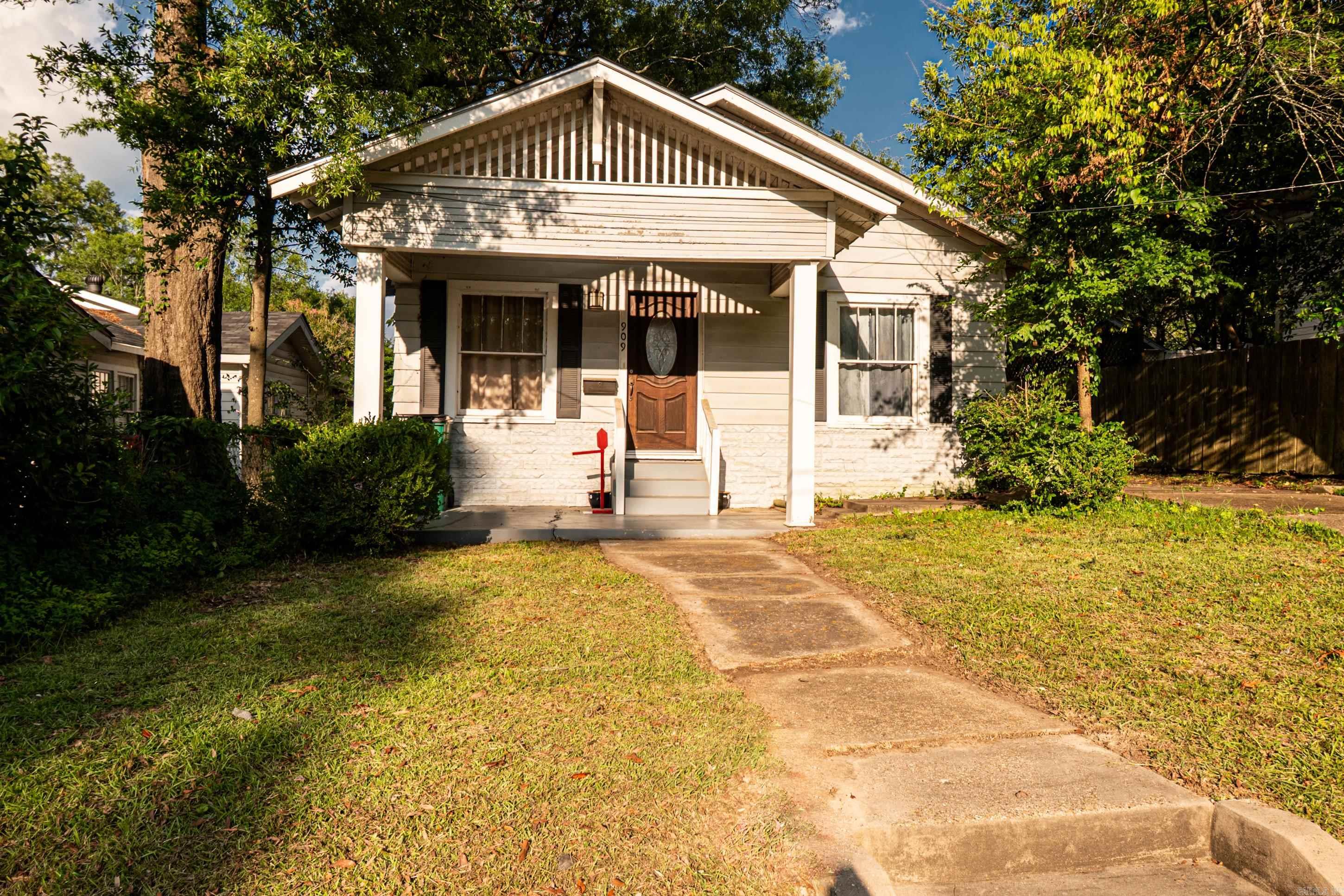 Welcome to 909 N Madison! This home is ideal for a small family or an investor looking to expand their portfolio. Kitchen appliances, washer/dryer remain. Property is being sold as - is.