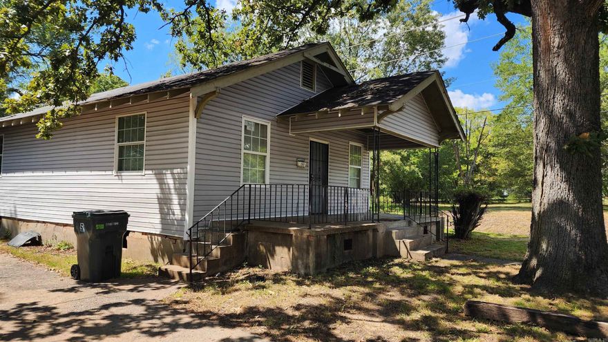 Great investment potential! This home needs repairs but is priced for an investor to fix it up and create a dependable rental.
