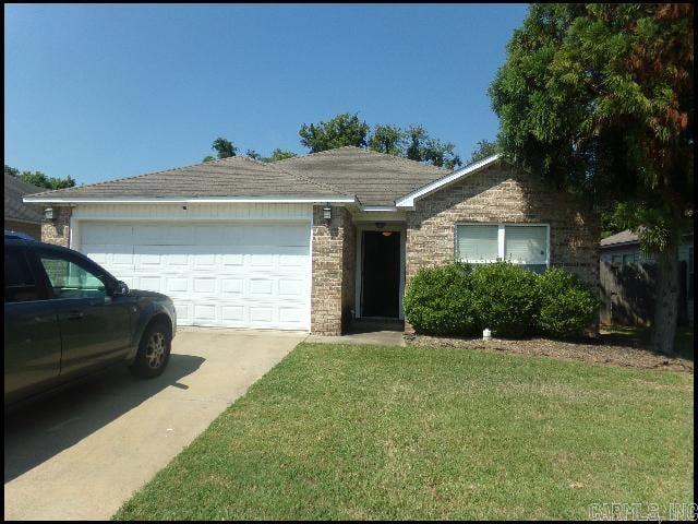 *NORTH LITTLE ROCK* BEAUTIFUL HOME LOCATED IN VALLE SUBDIVISION!! This 3 Bed, 2 Bath Home Features Over 1200 Sqft! Electric Range, Refrigerator, And Dishwasher Provided In Kitchen With Eat-In Dining! Tray Ceiling In Master Bedroom With Oversized Walk-In Closet, Crown Molding In Open Living Room, Separate Laundry Room, And Attached 2 Car Garage! Fenced Backyard! PET FRIENDLY!! AVAILABLE MID SEPTEMBER 2025!!! <a href='https://raineyrealty.com/virtualtour.php?r=Y28CIq'> Click here for a 360° Virtual Tour</a>