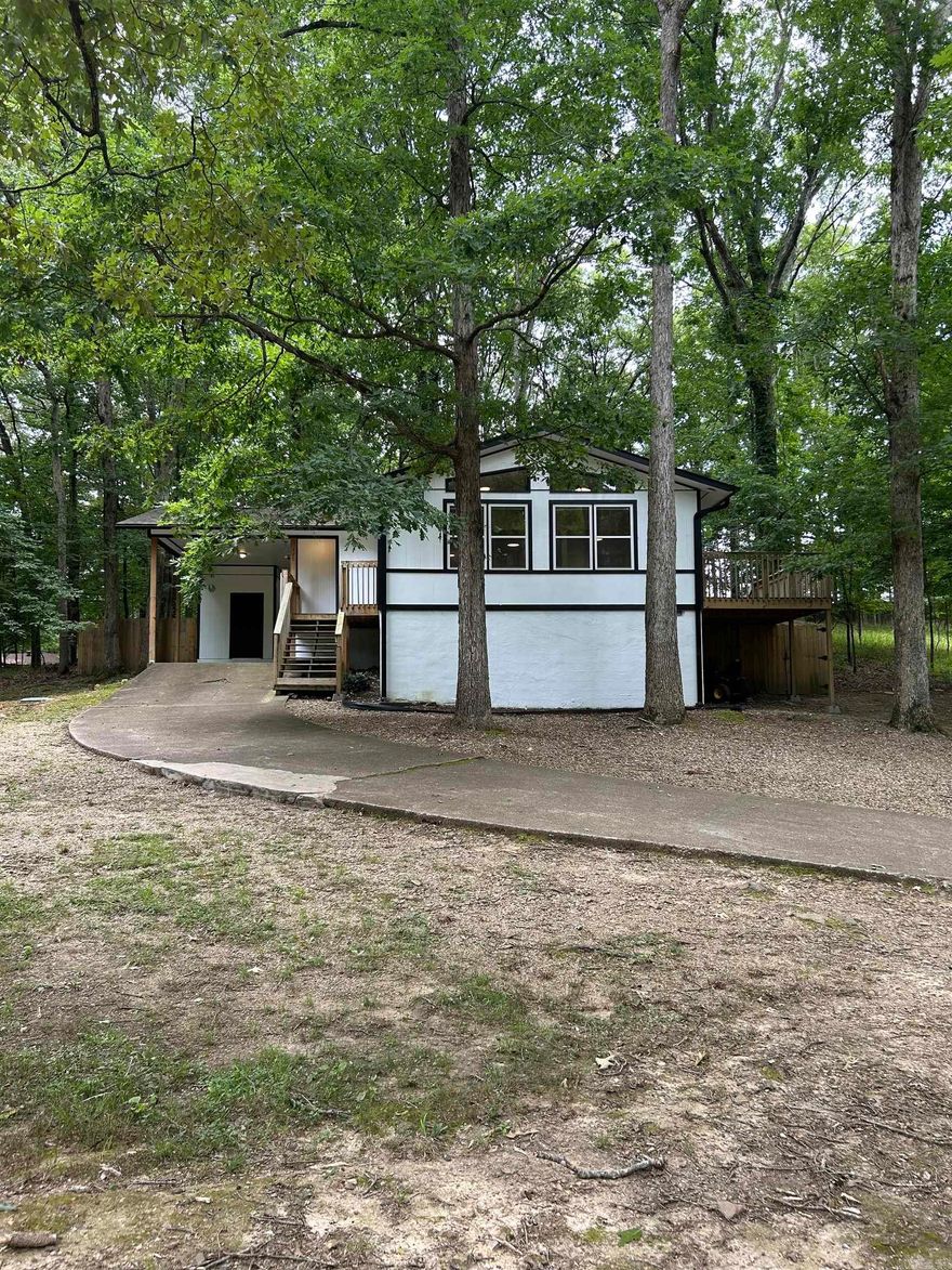 Located in the gated Diamondhead Subdivision, offering access to Lake Catherine, golf course, swimming pool, tennis court and basketball court.  This home is three bedroom, one and a half bath.  One car carport.  Large fully fenced back yard.  Washer and dryer hookups for a stackable unit. Back deck.  Will allow for one pet. Call or text listing agent 501.773.7258.