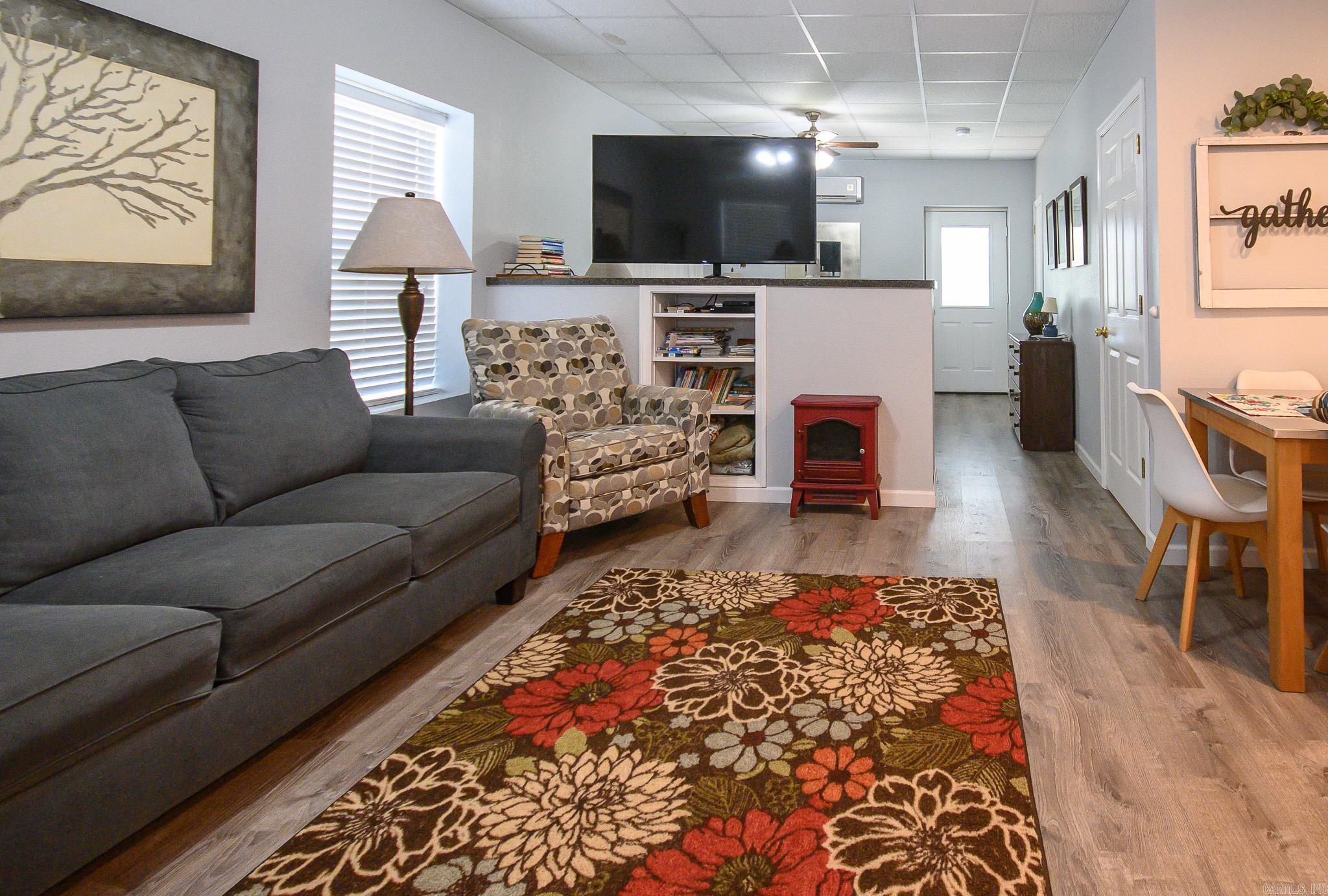 COUNTRY CLUB ESTATES - Residential