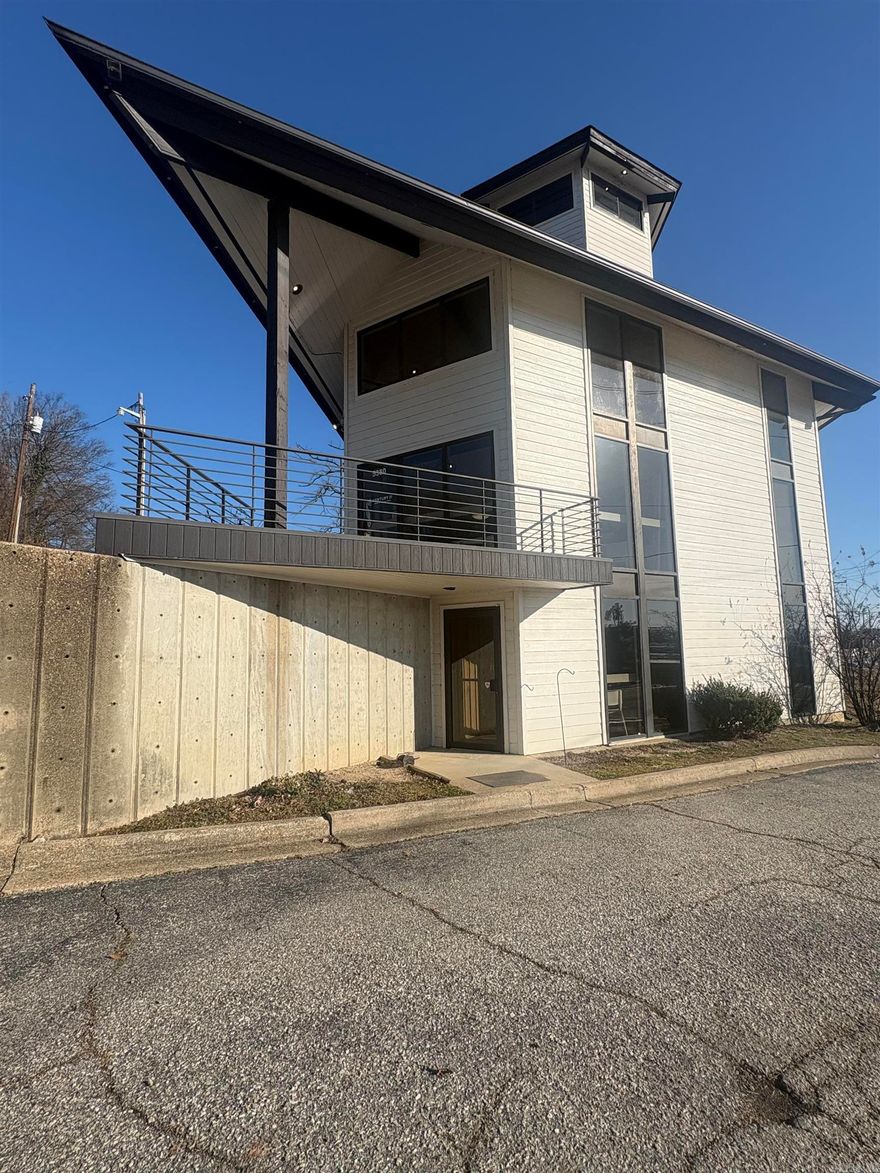 Welcome to 5380 Central Avenue in Hot Springs, AR! This charming office space offers a convenient location with utilities, including internet, included in the rent. The lobby is inviting, and the overall aesthetic of the office is super cute. Don't miss out on the opportunity for your small business.
