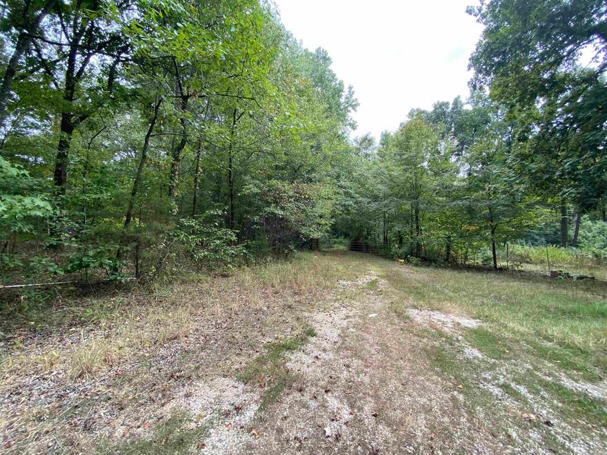 Want to build your dream home in a country setting?  Check out this 2.75 +/- tract of land between Benton and Hot Springs National Park.