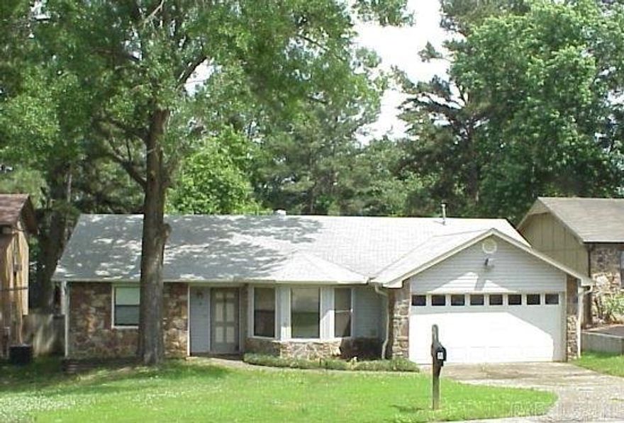 Bring your checkbook - Move In Ready - new carpet & fresh paint ('15), Hi-Efficiency HVAC sys. ('13), Roof ('10), vinyl siding for low maintenance + a privacy fenced yard w/ outbuilding * Split MBR plan has large walk-in closet & private 20 x 6 covered patio -- great spot for a Hot Tub! * Spacious Dining area w/ Bay Window off Kitchen * Beamed Cathedral Ceiling w/fan in Greatroom * Quiet cul-de-sac is ideal for pets and kids * AHS warranty thru 8/12/15 transfers to Buyer * Pymts cheaper than rent ... Hurry!