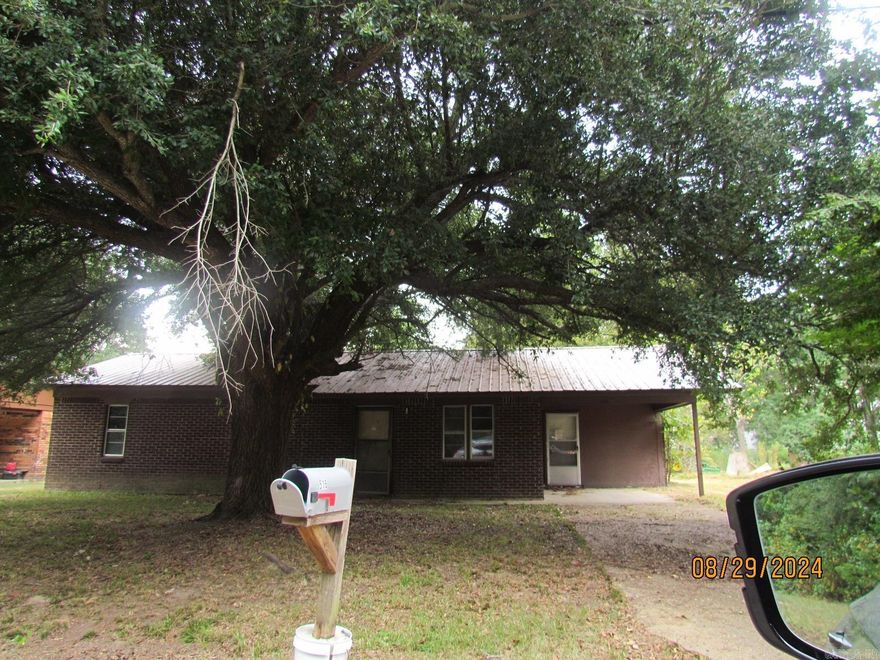 Parcel: 705-00520-000,  Great investment, move-in-ready to rent,  Brick exterior, single carport, vinyl flooring, walk-in shower, 3 bedroom, den, dining, kitchen combo, living room, washer dryer connection,  new central unit, metal roof, large yard with storage sheds, located close to city amenities, schools and shopping.