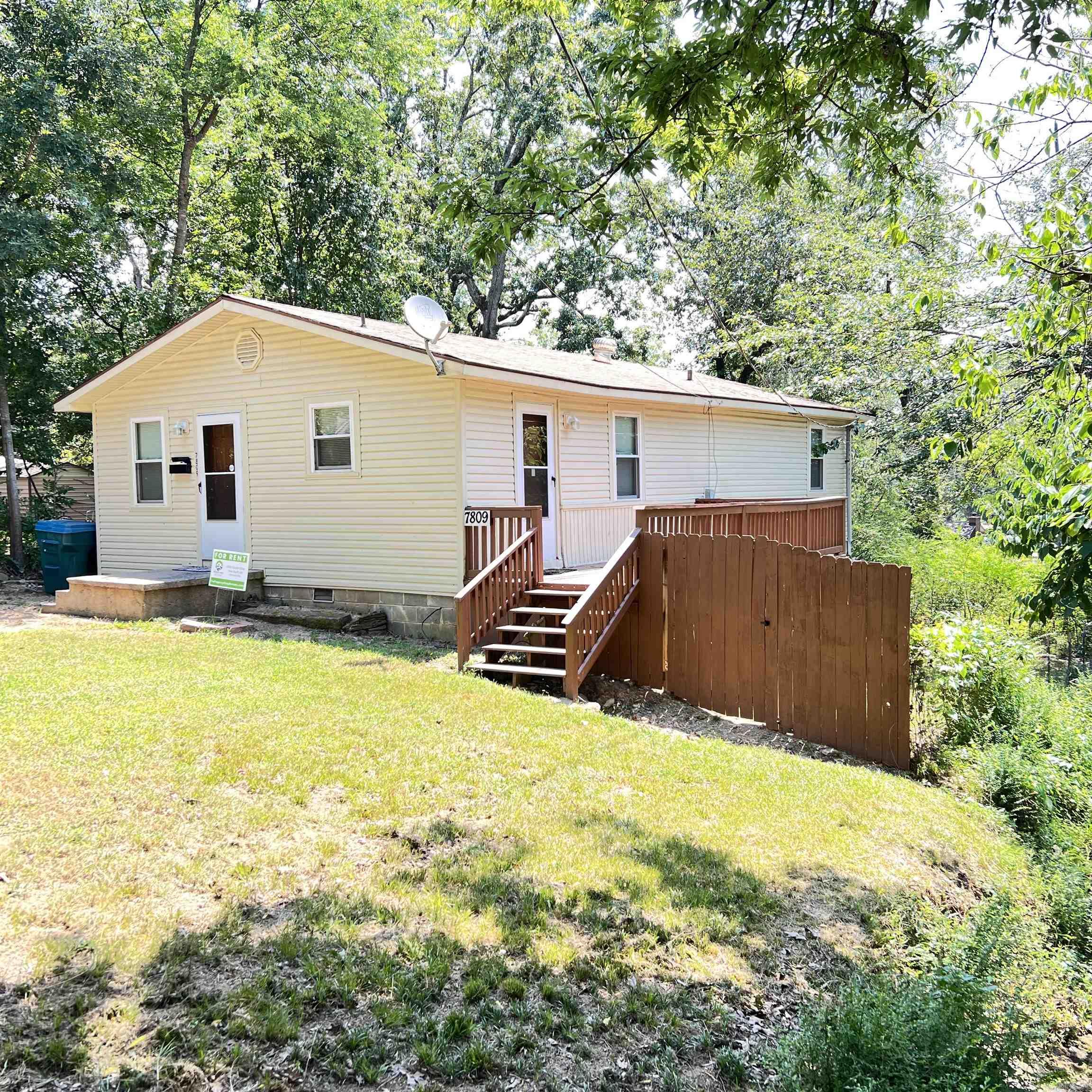 MOVE IN Ready - This home was recently painted throughout, has new SS appliances, an eat in kitchen, and a 160sf deck for entertaining. It would make a perfect starter home! Come check it out......