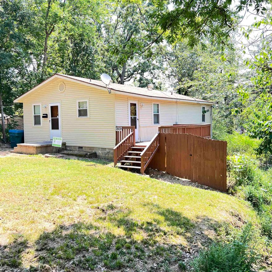 MOVE IN Ready - This HOUSE was recently painted throughout, has new SS appliances, an eat in kitchen, and a 160sf deck for entertaining. It would make a perfect starter home! Come check it out......