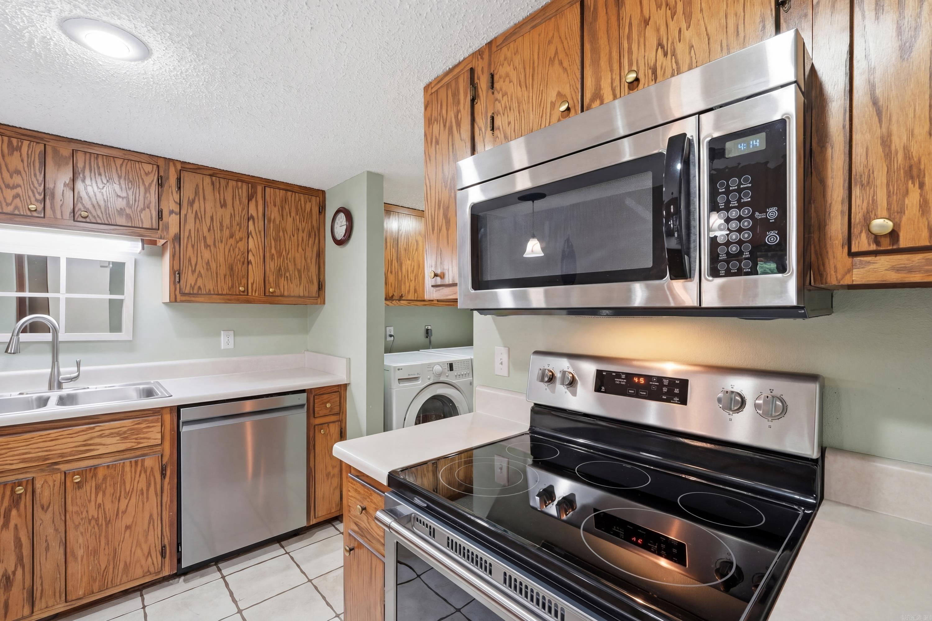 COUNTRY CLUB RIDGE TOWN - Residential