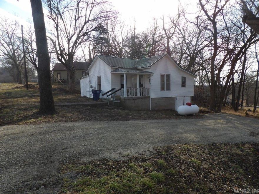 Nice little home sitting right in the heart of Pyatt within walking distance of Crooked Creek. Great income potential. Use it as a rental or make some renovations & flip it. 20 minutes to Harrison. This is priced to sell & won’t last long!