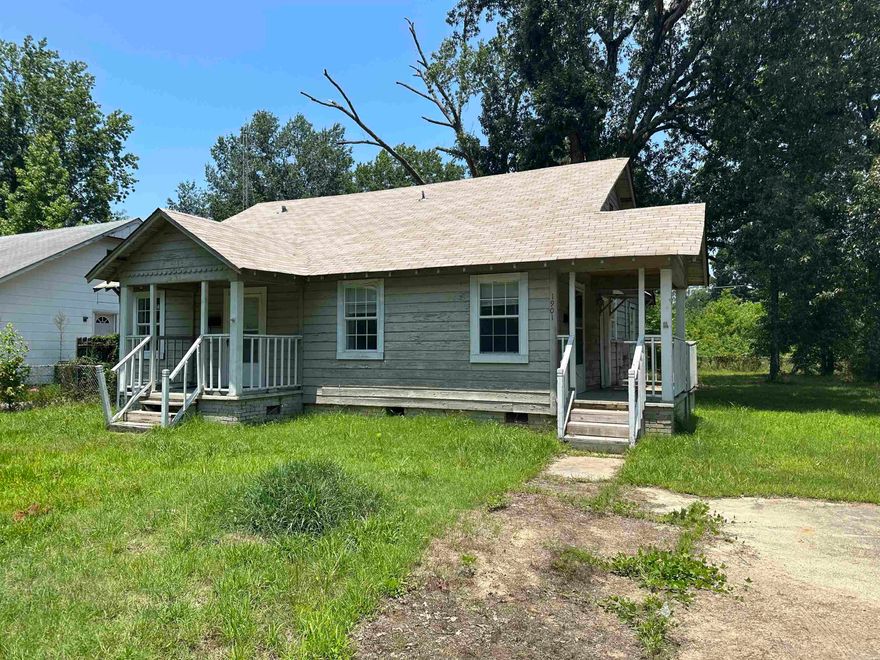 2 bed 1 bath home. This is a cute unit it has wood floors and has been completely updated it has central heat and air and a one car garage. $750 Rent $375 Deposit.