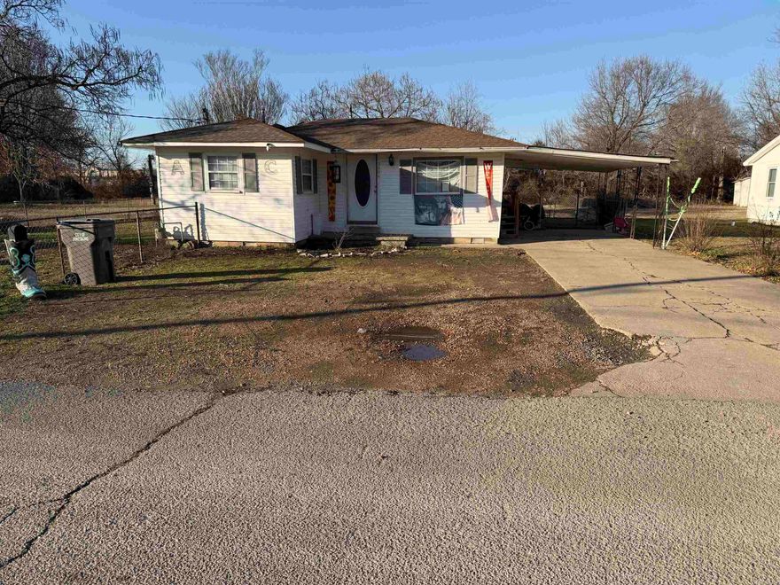 3 bedroom, 2 bath home with a fully fenced back yard.  Perfect as a starter home or an investment property.