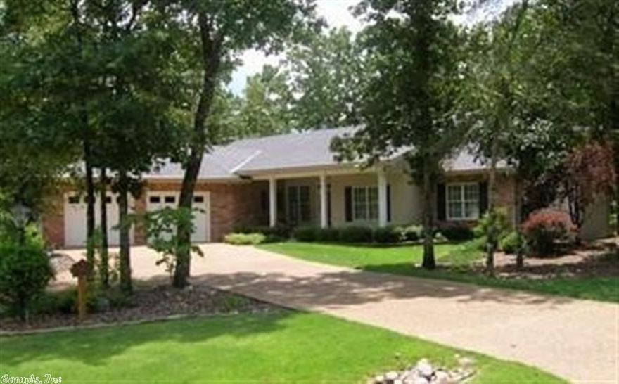 Contemporary 1-Level Huddleston home on large lot w/common properties to Lk Balboa. Attractive curb appeal makes this home inviting and memorable for all your friends & family. Manicured landscaped yards & lovely front entrance lead  into an open & airy living area w/park-like setting & lake view in the back. Gourmet kitchen has granite counter, quality cabinetry & ample lighting.  Master-suite has 2 spacious closets. Curtains in the guest bedroom, family and dining rooms will not convey.