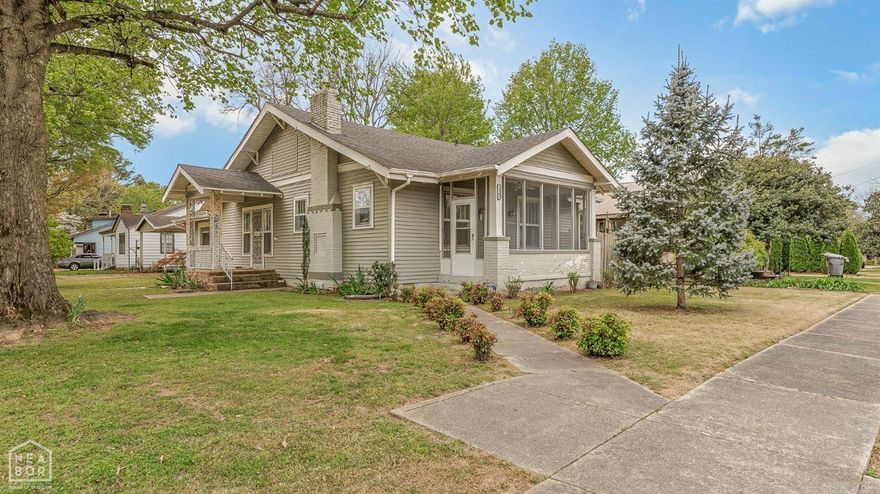 Gorgeous move in ready home in the heart of the Historic WestEnd district. Sitting on a very large corner lot, This home offers character, beauty, and charm. Not your cookie cutter home! 1 car garage, additional covered parking and a large corner lot adorn the outside of the property. Inside is large spacious rooms, lots of windows for beautiful natural lighting, tall ceilings, gas fireplace, gas stove, and multiple living spaces. They simply don't build homes like this anymore. Don't sacrifice quality for space... This home has both!