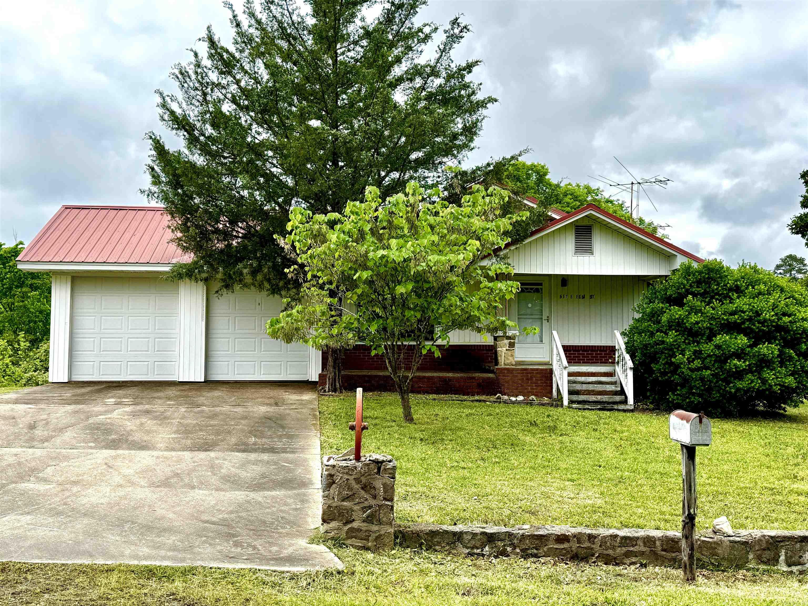 This 2-bedroom, 1-bath home sits on 5± acres with a pond, offering a perfect mix of country living and convenience. Built in 1944, the 960± sq ft home features low-maintenance vinyl siding, a durable metal roof, and a spacious 2-car garage. Inside, a separate dining room provides space for family meals and gatherings. With city water and sewer, youāll have modern comforts in a rural setting. Located just 36 miles from Hot Springs and 10 miles from Hwy 27 Fishing Village and Twin Creeks Recreation Area Campground, this property offers easy access to local attractions and outdoor activities.