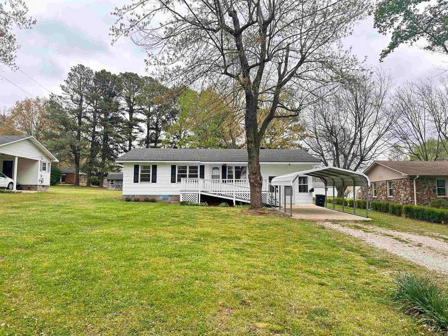 675 N 2nd Ave. in Piggott, AR is a 3BR, 1BA fully renovated 1344sqft home sitting on a 80x181 (.33acre) lot. It offers a bonus room, a carport and a nice storage building in the back yard. Priced at $136,500 this beautiful home is move in ready!