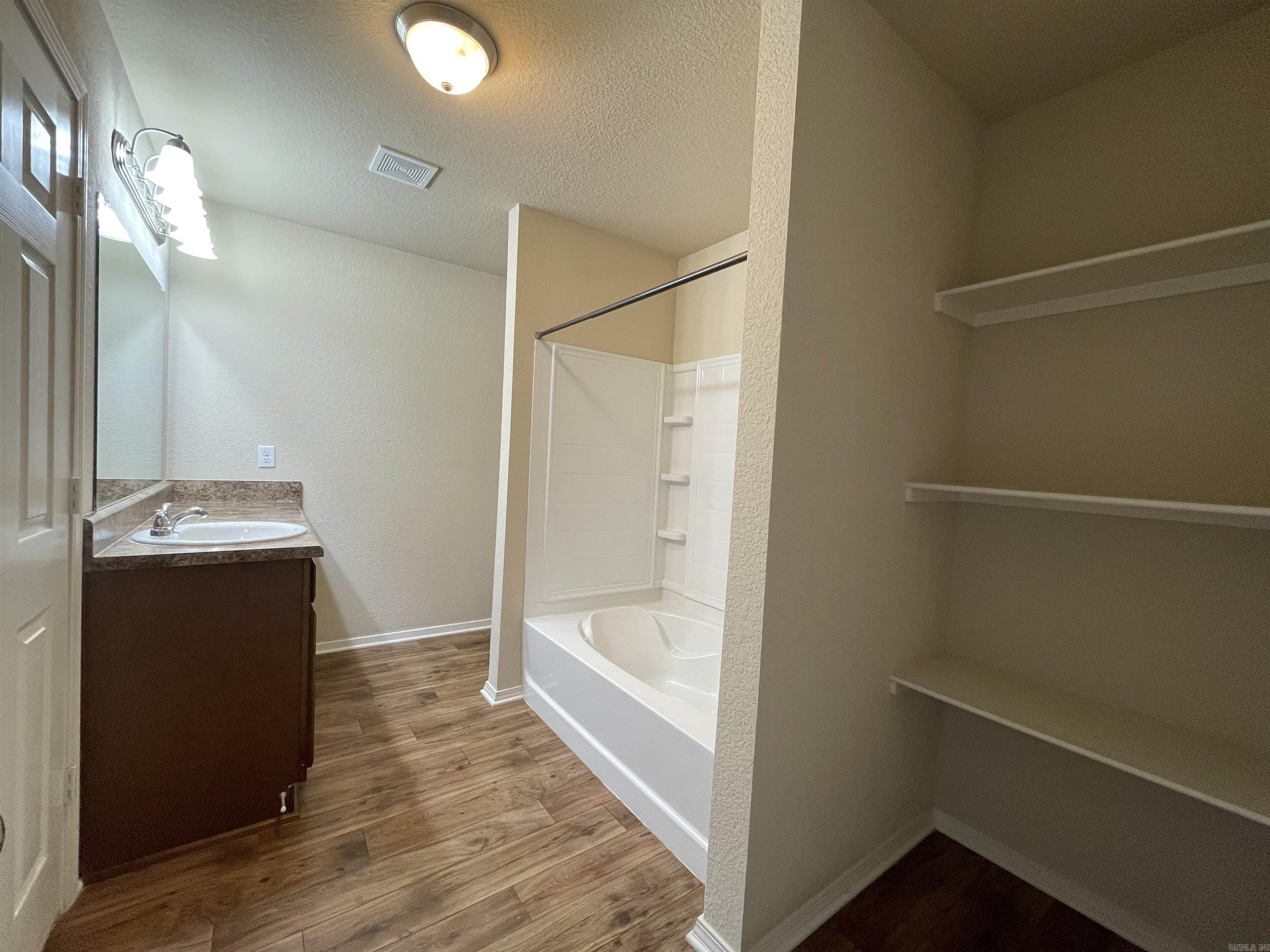 BENJAMIN GROVE - Residential