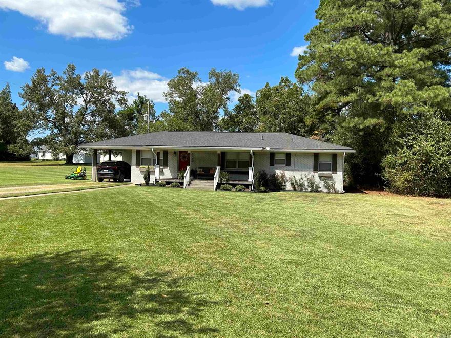 Newly renovated 3-bed, 1-bath home, just steps from Star City School District. Modern updates throughout including kitchen, bathroom, and flooring. Perfect for families or guests. Convenient location in town with easy access to Hwy 425 making commuting a breeze. Move in ready!