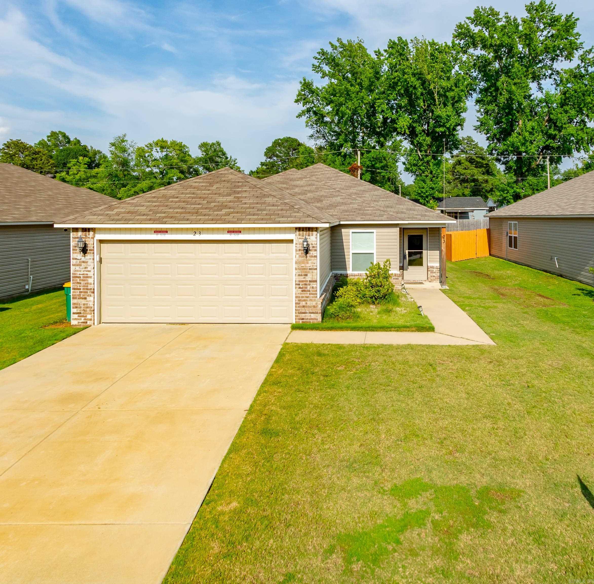 BETTER THAN NEW. BARELY LIVED IN SINGLE OWNER HOME. NO PETS. FRONT AND BACK SCREEN DOORS INSTALLED. AROUND ALL NEWER HOMES. READY FOR A NEW OWNER.