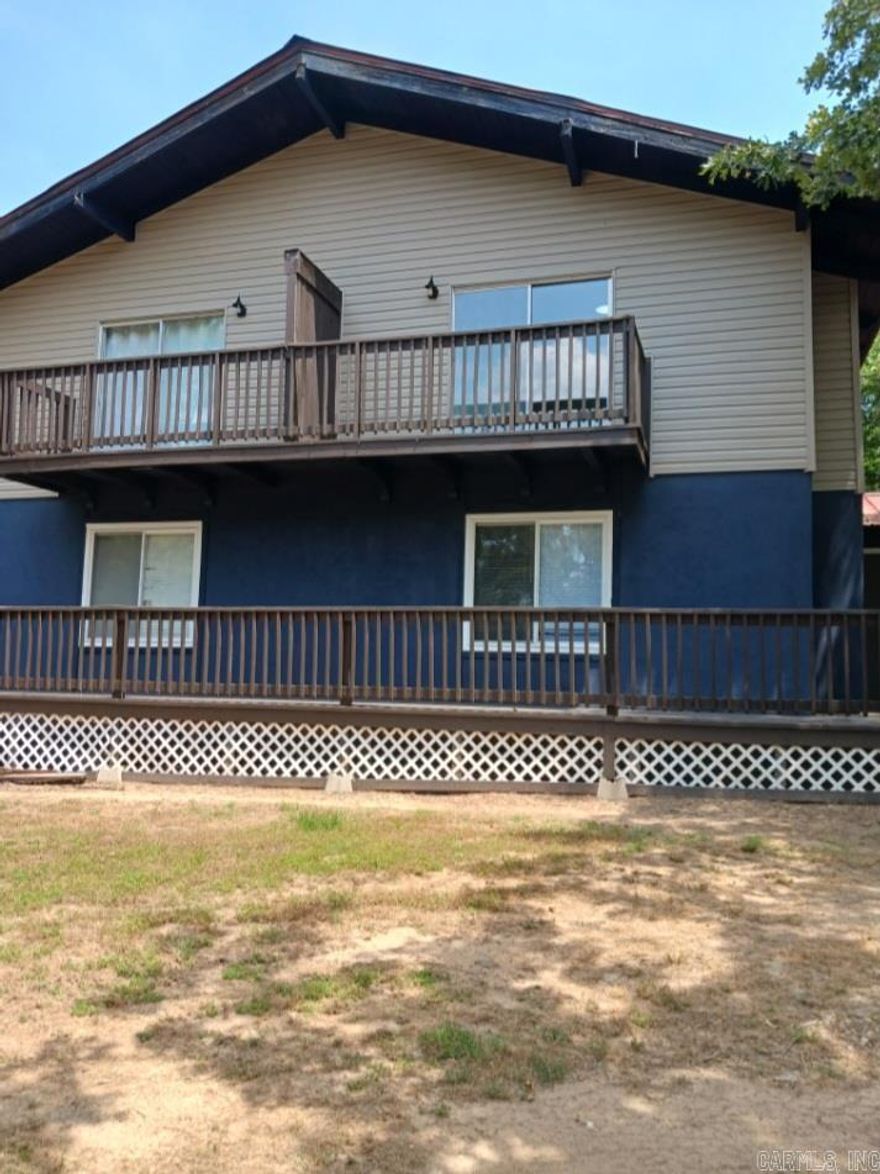 Move In Special. $100 deposit and $725 first months rent  Clean two bedroom one bath townhouse for lease.  Country setting on a bluff overlooking a large farm. Call today to schedule a showing