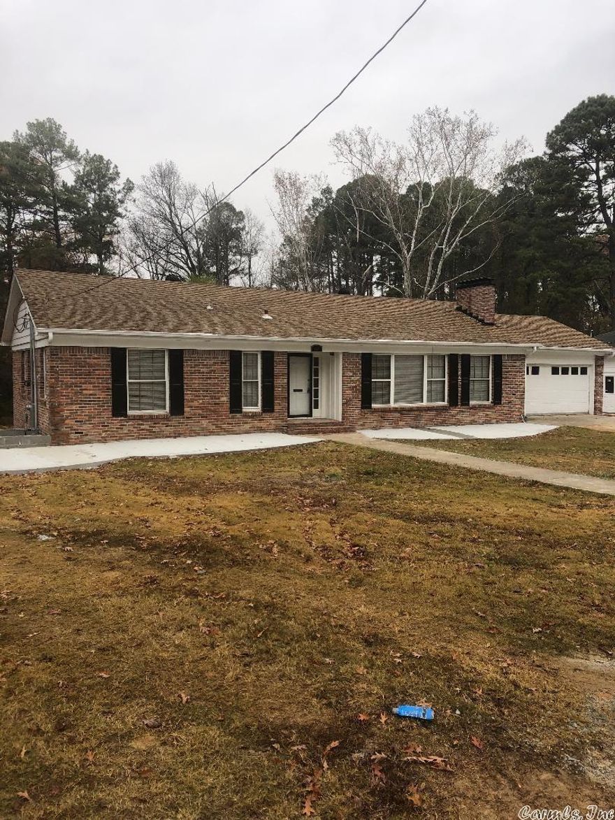 Beautiful 4,072 Sqft Executive Home in the Hart of Benton. Has 3 or 4 Bedrooms, 3 Separate Living Areas, 2 Laundry Rooms (one Upstairs and One Down) Private Outside Patio Area, Convenient to All Down Businesses, Hospital, and Entertainment. Downstairs 1860 sqft Features 2 Bedrooms, Full Bath, Separate Laundry, and Family Room That Could Be Used as a 4th Bedroom. This Home Was Made For Hosting and Comfortable Living!!!