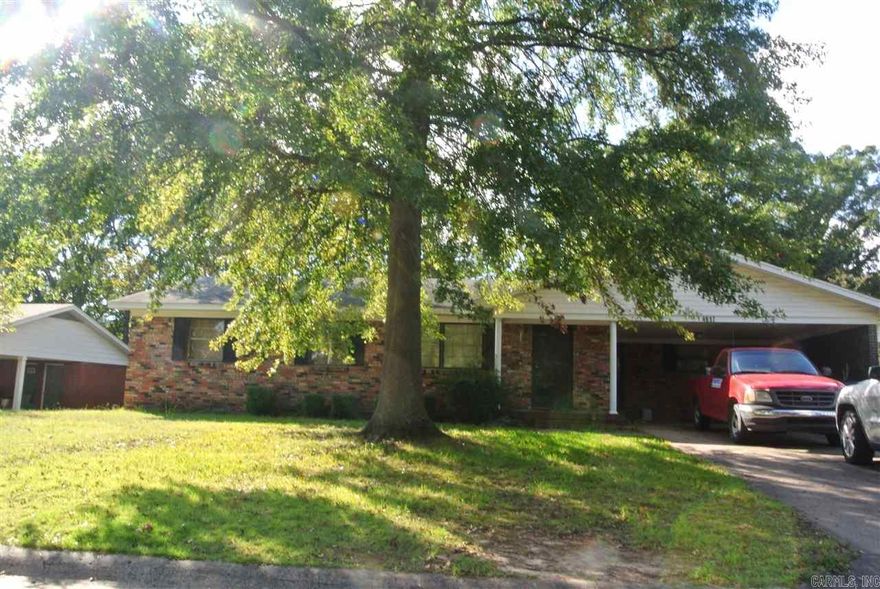 All the comforts that home should be. A Family friendly subdivision with shopping right at your feet. This  3bdr 2ba home is nestled in the heart of Park Hill.