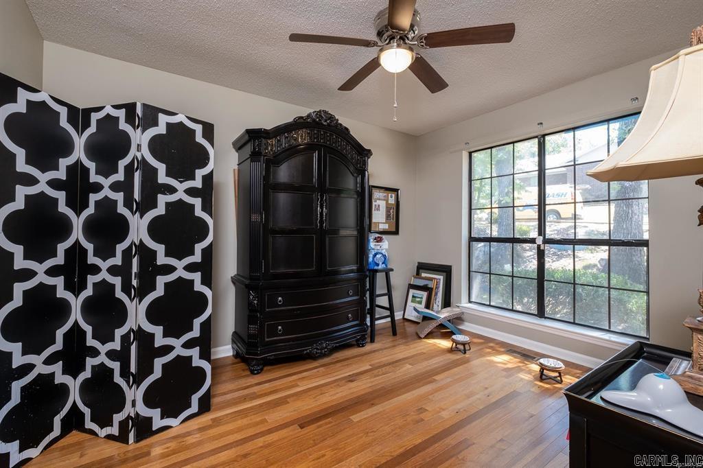 WOODLAND HILLS TO LR - Residential