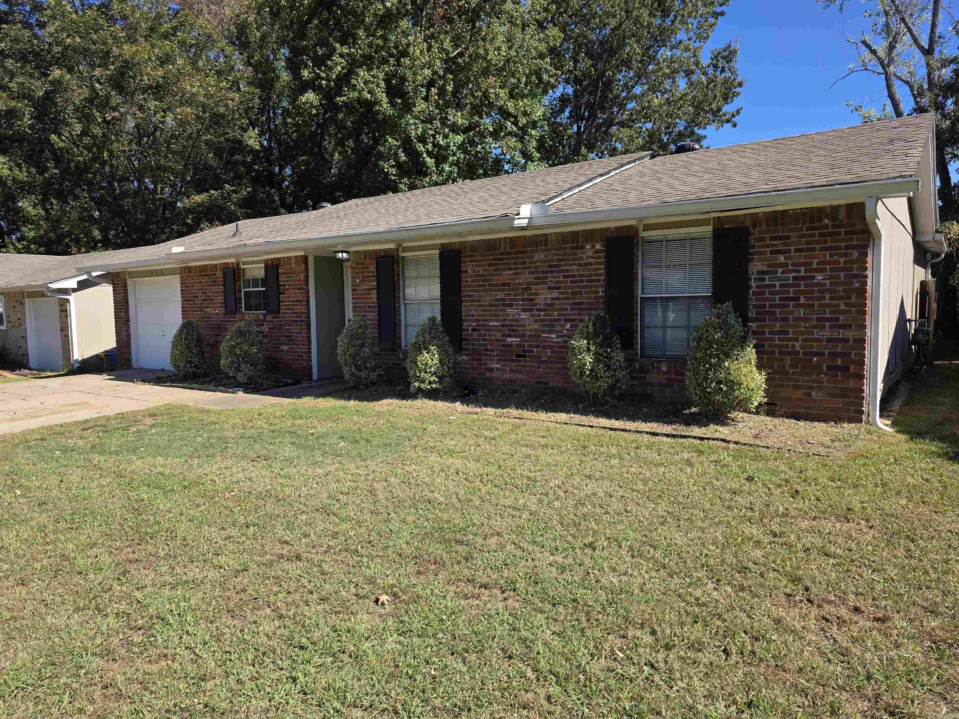 Charming 3BD/2BA with cute curb appeal in Jacksonville that is waiting for you to call home. Spacious living room that leads into eat-in-kitchen perfect for enjoying time with family or friends. Carpet in bedrooms. Plenty of yard space. This property is managed by Hoffman Team so beware of scammers - we will never ask you to Cashapp us money. The lease for this property is for 18 months to 2 years with a 3% increase after the first year. Income must be 3x the amount of rent. Deposit, first monthās rent, and the $50 administration fee due before move in. This property does not accept section 8.