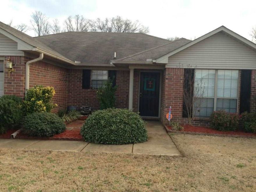 Charming 3 bed 2 bath home in Victoria park with fully fenced back yard, new paint and stained concrete floors in kitchen and living areas.  Split floor plan, open living room and kitchen with beautiful cabinets.  Schedule your showing today!  Agents See Agent Remarks.