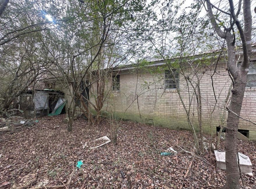 INVESTOR OPPORTUNITY! NEEDS LOTS OF WORK! LARGE LOT! AGENTS, SEE REMARKS