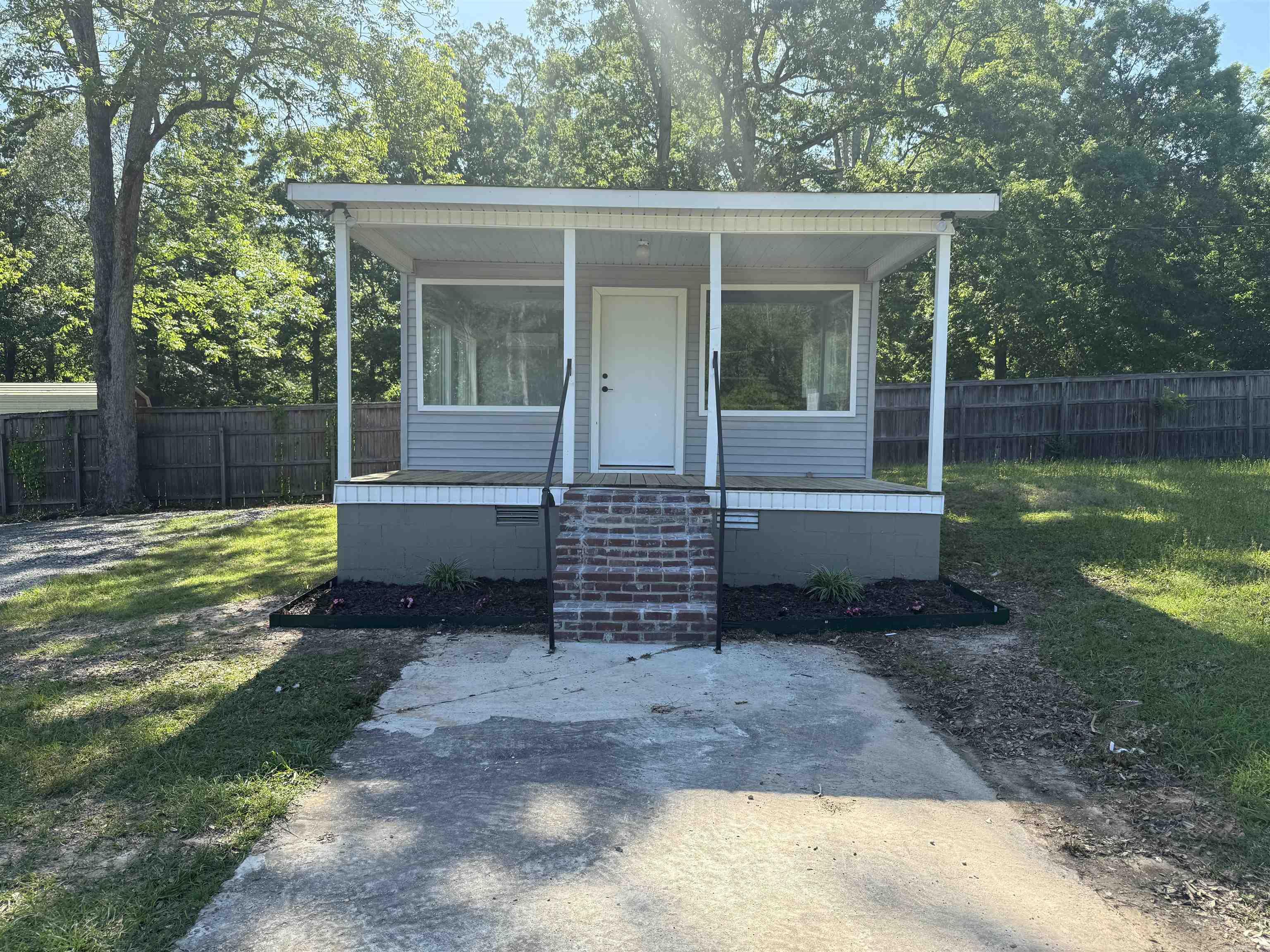 Looking for a place to open a small business? Here is the perfect spot! Owner of property is a licensed real estate broker.