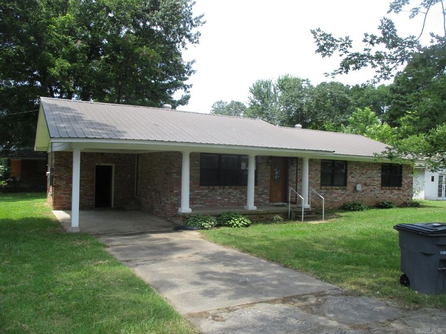 Don't miss out on this great 3 bedroom, 1.5 bath with kitchen/dining combo, nice size living room, carport parking with storage room and laundry connections.  Large detached shop beside the house.   **Agents please READ agent/confidential remarks section for additional information, showing and offer instructions**