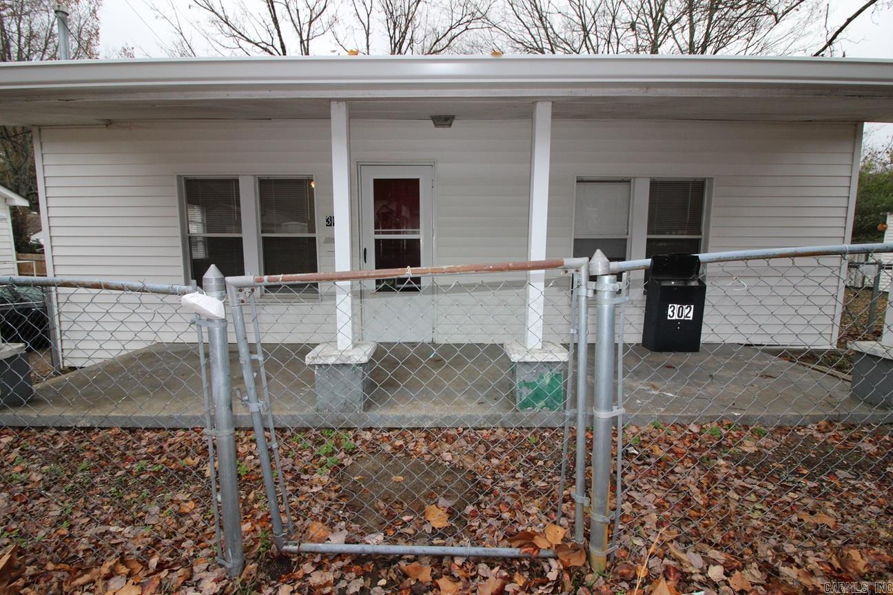 Cute little city bungalow off Park Avenue. 2 bedroom/1 bathroom. New paint and flooring. Chain link fenced front & rear yard. Vinyl siding. Full width covered front porch. Spacious kitchen.
