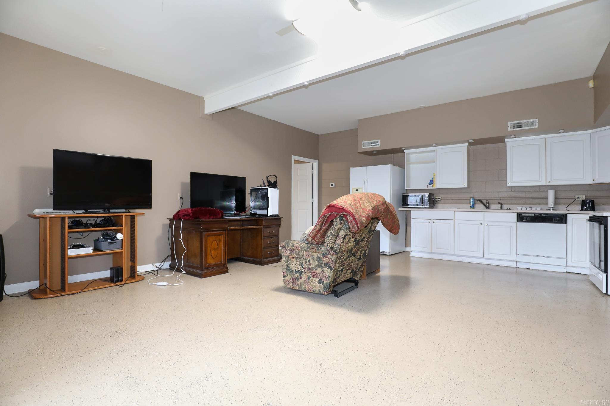 PEBBLE LAKE - Residential