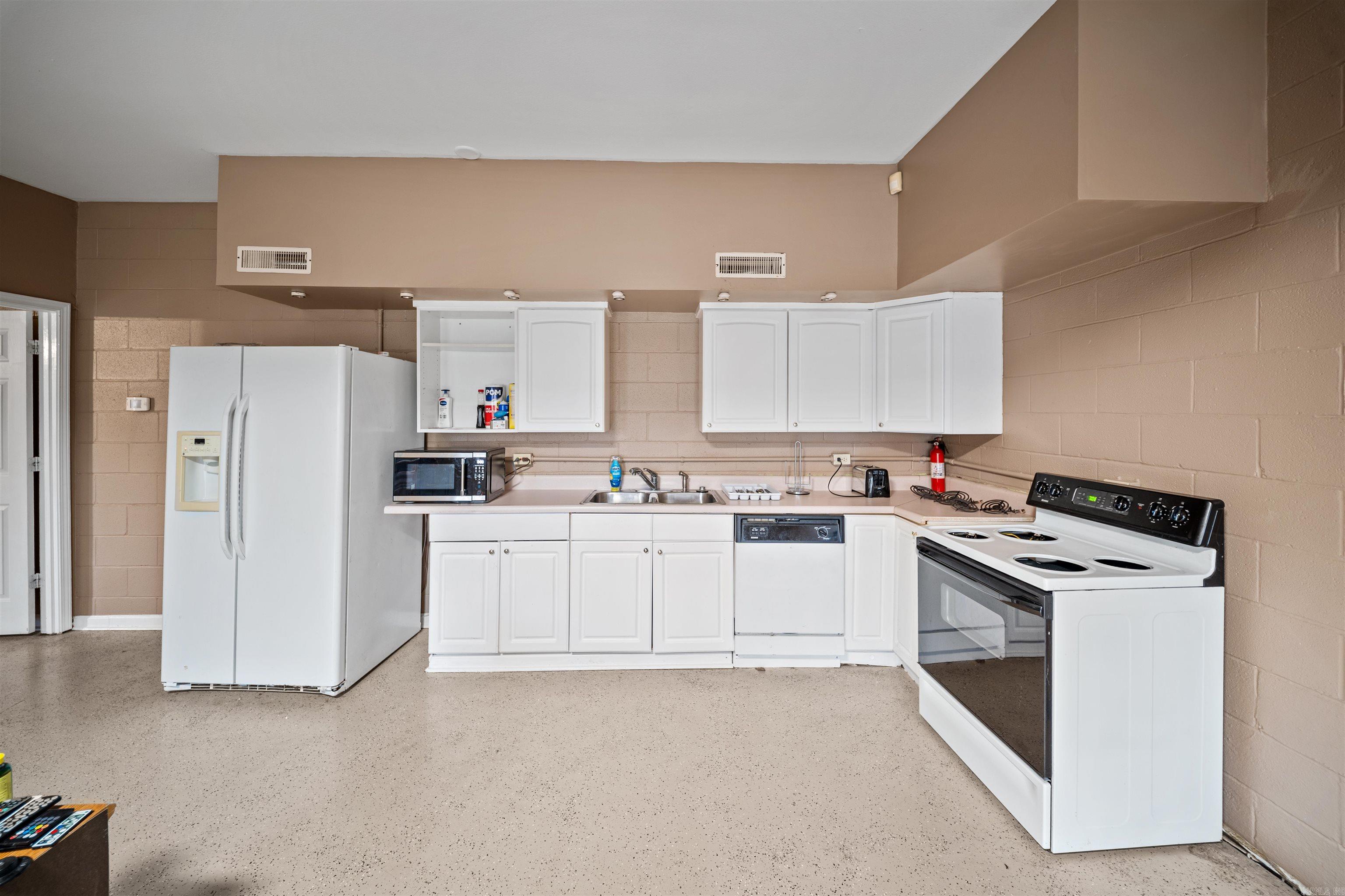 PEBBLE LAKE - Residential