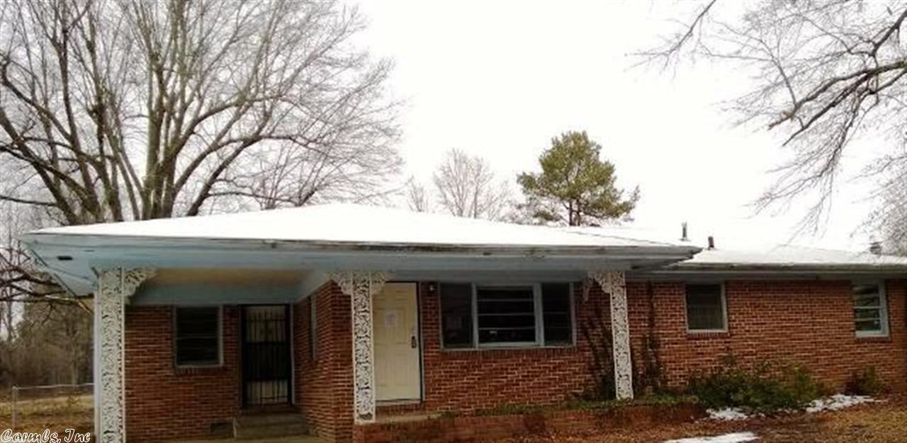 Cozy FirePlace,Open Living Area,Separate laundry room. REO PROPERTY-BANK OWNED. PROPERTY SOLD AS IS. The Listing Broker & Seller assume no responsibility & make no guarantees, warranties or representations as to accuracy of the property information or photographs. Buyer to turn on Utilities for INSPECTIONS.