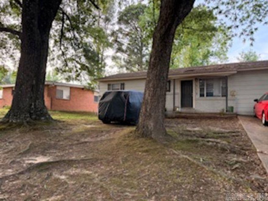INVESTOR ALERT! This home us currently a rental with steady income. Don't miss out on a great dea! See Agent Remarks for Showing instuctions.