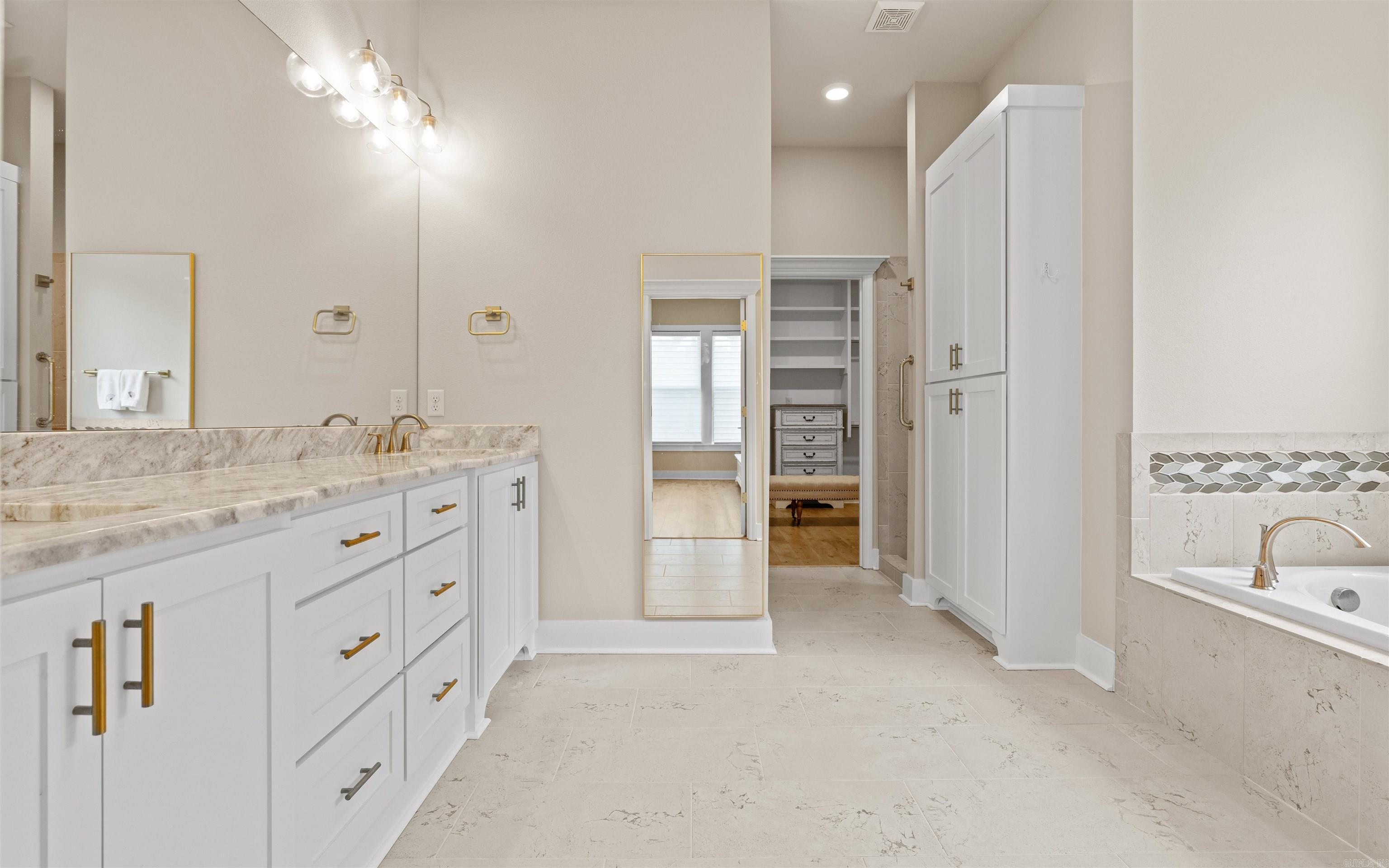 ALTA VISTA - Residential