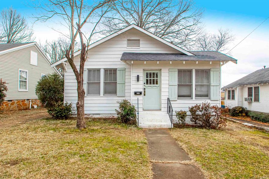 Charming Bungalow in Historic Hillcrest !! Nicely remodeled home with kitchen expansion. New Lighting, flooring, New bathroom/Shower. Open and light-filled with original hardwoods. Large kitchen opens to dining/den combo. Primary bedroom is oversized with 2 large closets. Lives large. Super close to UAMS, 2022 HVAC, 2019 Water heater, 2007 Roof. A Must See!