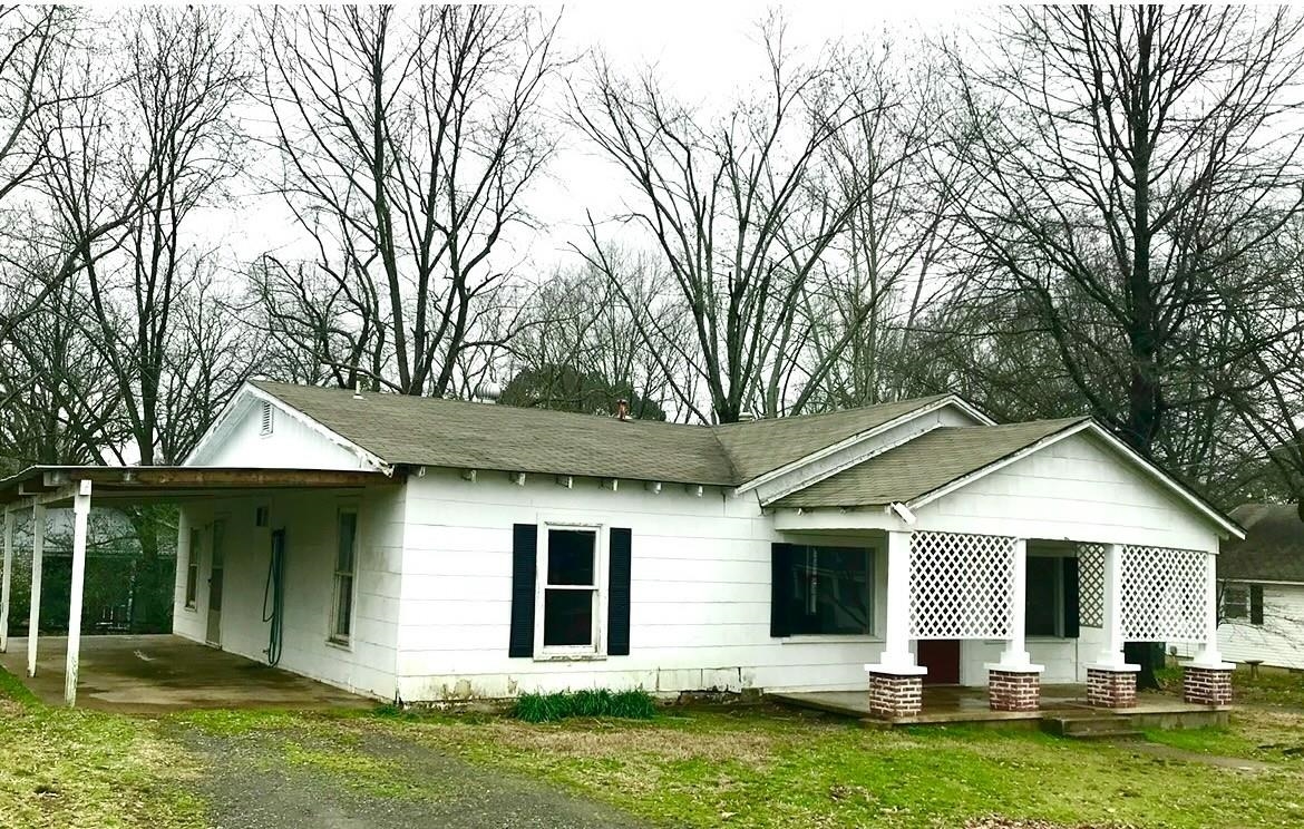 Roomy older home, no carpet, lots of remodeling done in 2018-19. 3br/1 large bath. Laundry/storage room with washer hook-up, plus back enclosed service porch has dryer hook-up. Single carport. Huge LR, large separate dining room.